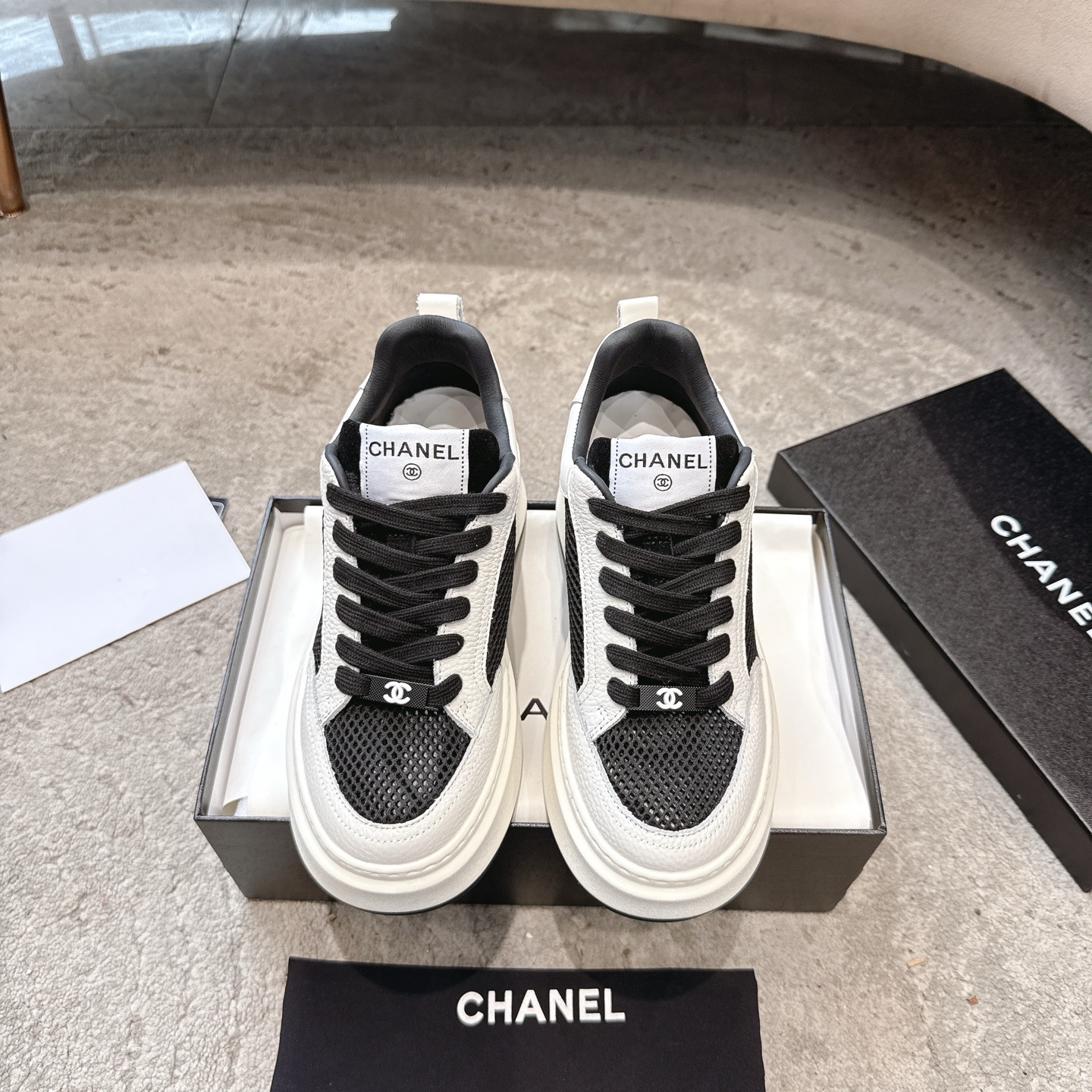 CHANEL baskets sneakers｜boutique haut de gamme｜multi-artisanat + mélange de couleurs contrastées｜cuir de première couche