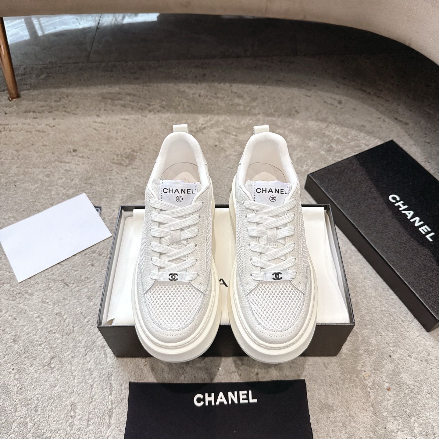 CHANEL baskets sneakers｜boutique haut de gamme｜multi-artisanat + mélange de couleurs contrastées｜cuir de première couche