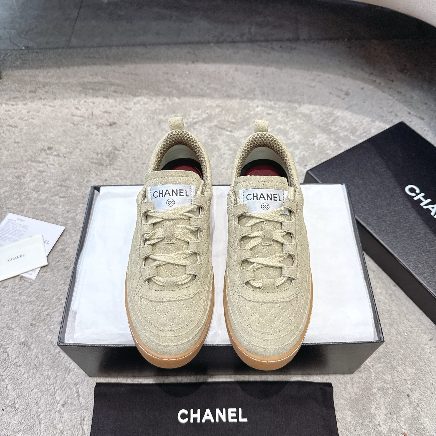 CHANEL baskets sneakers｜qualité boutique haut de gamme｜multi-savoir-faire + mélange de couleurs contrastées｜cuir de première couche