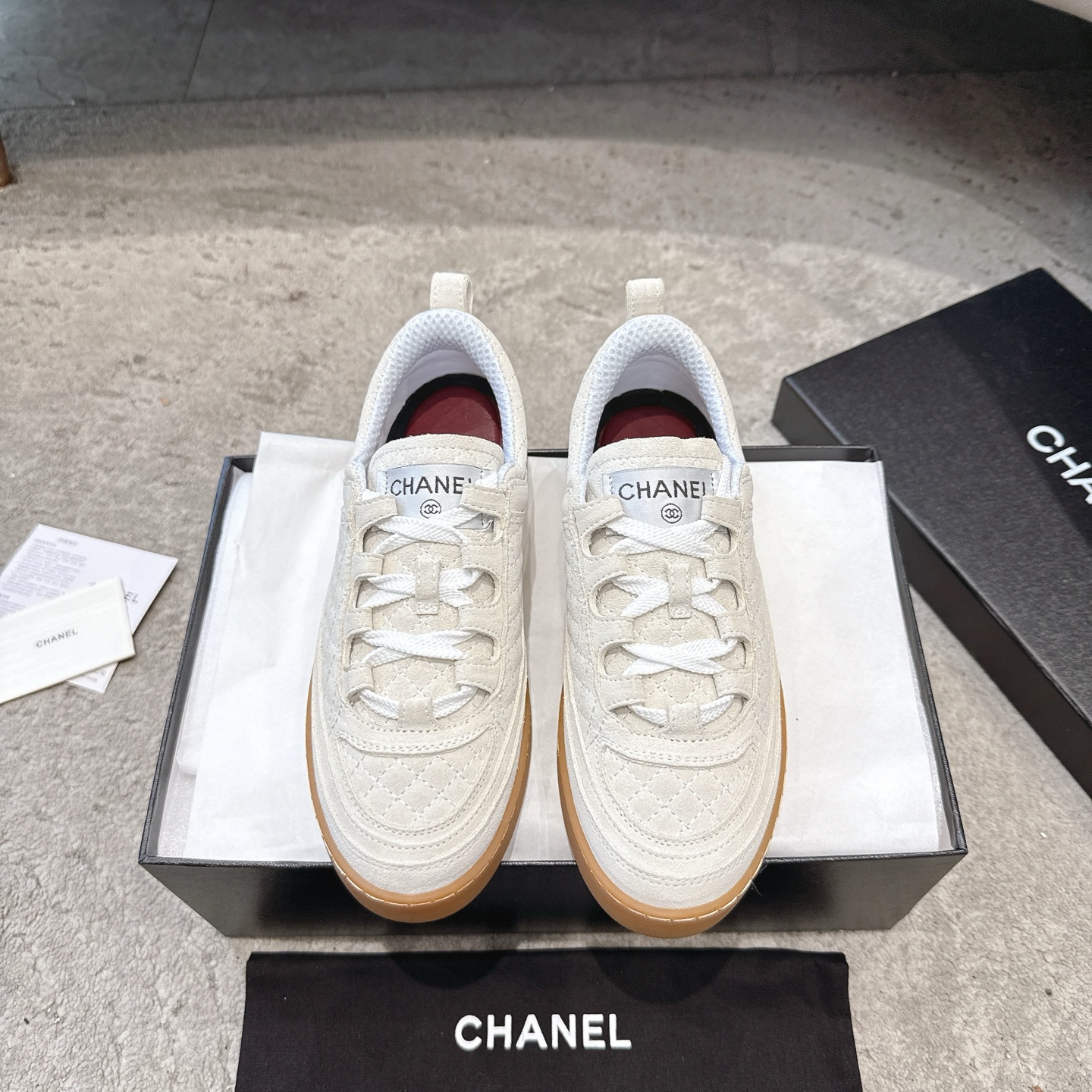 NO:886004,CHANEL 26A Handicraft Workshop Series Sports Shoes. This sports shoe adopts a classic diamond pattern design, off-white quilted leather + brown rubber sole, simple and luxurious. The tongue has the brand logo, perfect details!  The soles are non-slip and are suitable for daily wear or light exercise. They are comfortable and fashionable, and can be easily controlled in a variety of styles. They are a must-have item for fashion lovers. Upper Original custom-made cow frosted electric embroidery Lining Original custom-made mesh Outsole Original custom-made raw rubber sole Size 35-41 (customized for 40 and 41), casual shoes/sports shoes, chanel, sneakers19860909CHANEL 26A手工坊系列运动鞋 这款运动鞋采用经典菱格纹设计,米白色绗缝皮革+棕色橡胶鞋底,简约又奢华.鞋舌有品牌标志,细节满分！鞋底防滑,日常穿搭或轻运动都很OK,舒适又时髦,轻松驾驭多种风格,是时尚爱好者必入单品. 鞋面 原版定制牛磨砂电绣 内里 原版定制网布 大底 原版定制生胶底 码数35-41（40、41定做）,休闲鞋/运动鞋,chanel,sneakers,Women's Shoes