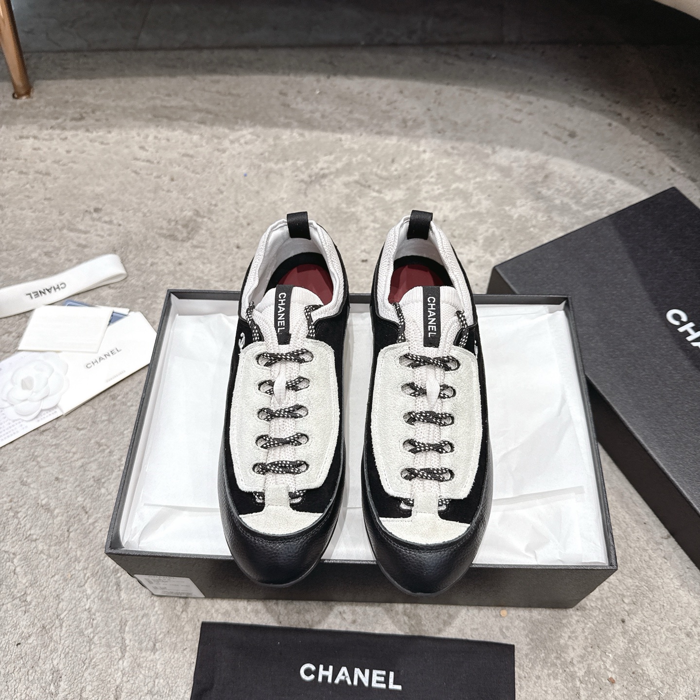 CHANEL baskets sneakers｜boutique haut de gamme｜multi-artisanat + mélange de couleurs contrastées｜cuir de première couche