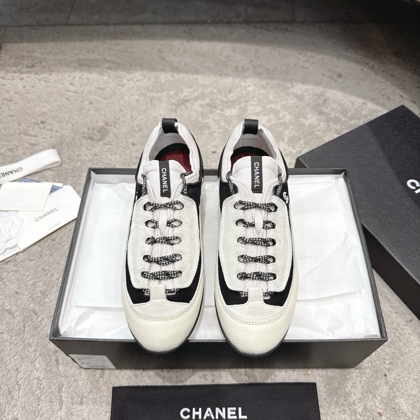 CHANEL baskets sneakers｜boutique haut de gamme｜multi-artisanat + mélange de couleurs contrastées｜cuir de première couche