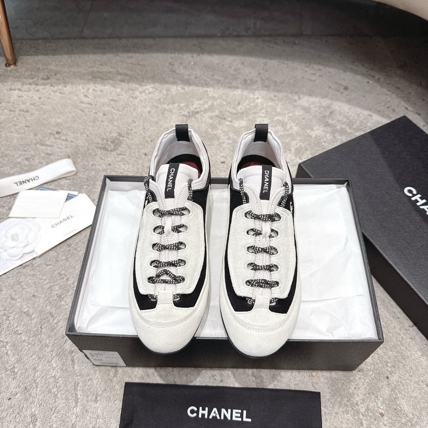 NO:886013,CHANEL 26A early autumn new sports shoes, moral training shoes, sneakers, 26A Centipede selected shoes - the hottest casual shoes. I call this pair of casual shoes soft fufu 'lazy fat head fish'. Let me briefly share this pair of shoes.  The material is suede stitched with cowhide, and there is a small embroidered fragrance logo on the side of the foot (whisper, it is really low-key hahahaha). The polka dot shoelaces are very nice, and the black and white colors echo ~ The color matching of panda is my favorite. Whether it is black or white, as long as I meet it, it is worth buying ~ It is indeed the best-selling model this season  Some sisters asked me whether to rub my feet or not, and they all replied that this pair will not rub or pinch my feet. The comfort level is OK, and you don’t have to worry about pinching your feet. In terms of matching, straight-leg pants are suitable for all wardrobes!  I've been wearing it for many days ~ it can be worn with any combination. Upper is cow suede/cowhide, lining is sheepskin, sole is original molded TPU outsole, size 35-49 (customized for 40, 41), casual shoes/sports shoes, chanel, sneakers, cowhide, sheepskin, chamois leather19860909CHANEL 26A早秋新款运动鞋 德训鞋 帮球鞋 26A蜈蚣精选鞋大全-最火热的休闲鞋篇 我称这一双休闲鞋为软软fufu“懒人胖头鱼” 简单分享一下这一双鞋 材质是麂皮拼接牛皮,脚口侧边有一个刺绣的小香logo（小声说真的很低调hahahaha）波点鞋带挺好看的,黑白两个色呼应～ 熊猫的配色,深得我心,不管是黑色还是白色,只要遇见了都是可以值得入手的～属实是这一季最热销的款了 有一些姐妹问我磨脚不磨脚的问题,统一回复这双不会磨脚捏～舒适度是OK的,不用担心打脚的问题. 搭配方面 直筒裤天菜,适配全衣柜！已经穿了好多天了～随便怎么搭都行 鞋面牛反绒/牛皮 内里绵羊皮 鞋底原版开模TPU大底 码数35-49(40、41定做),休闲鞋/运动鞋,chanel,sneakers,cowhide,sheepskin,chamois leather,Women's Shoes