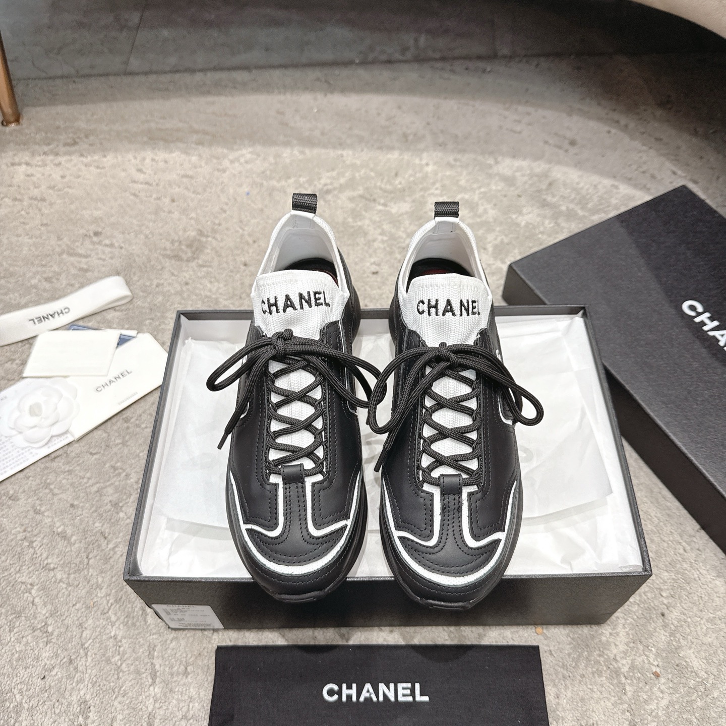 CHANEL baskets sneakers｜qualité boutique haut de gamme｜multi-savoir-faire + mélange de couleurs contrastées｜cuir de première couche