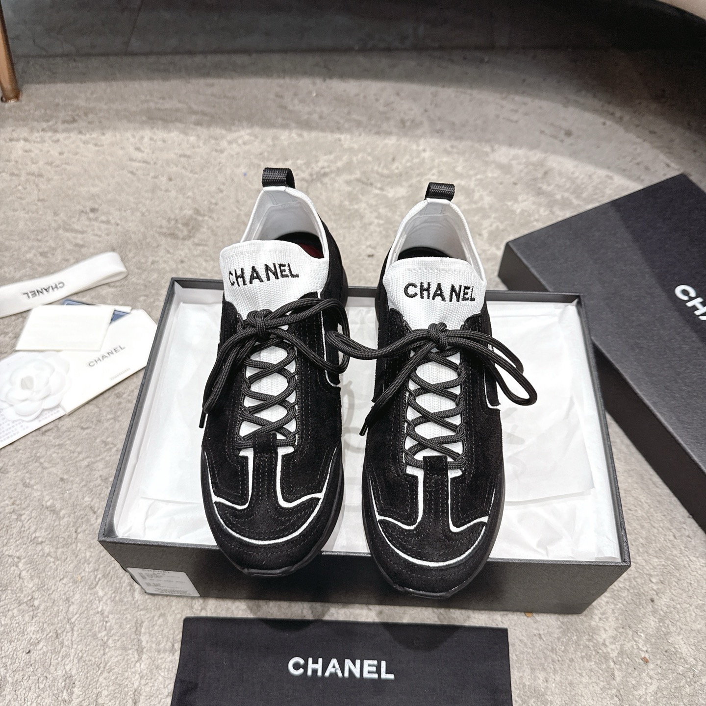 CHANEL baskets sneakers｜boutique haut de gamme｜multi-artisanat + mélange de couleurs contrastées｜cuir de première couche