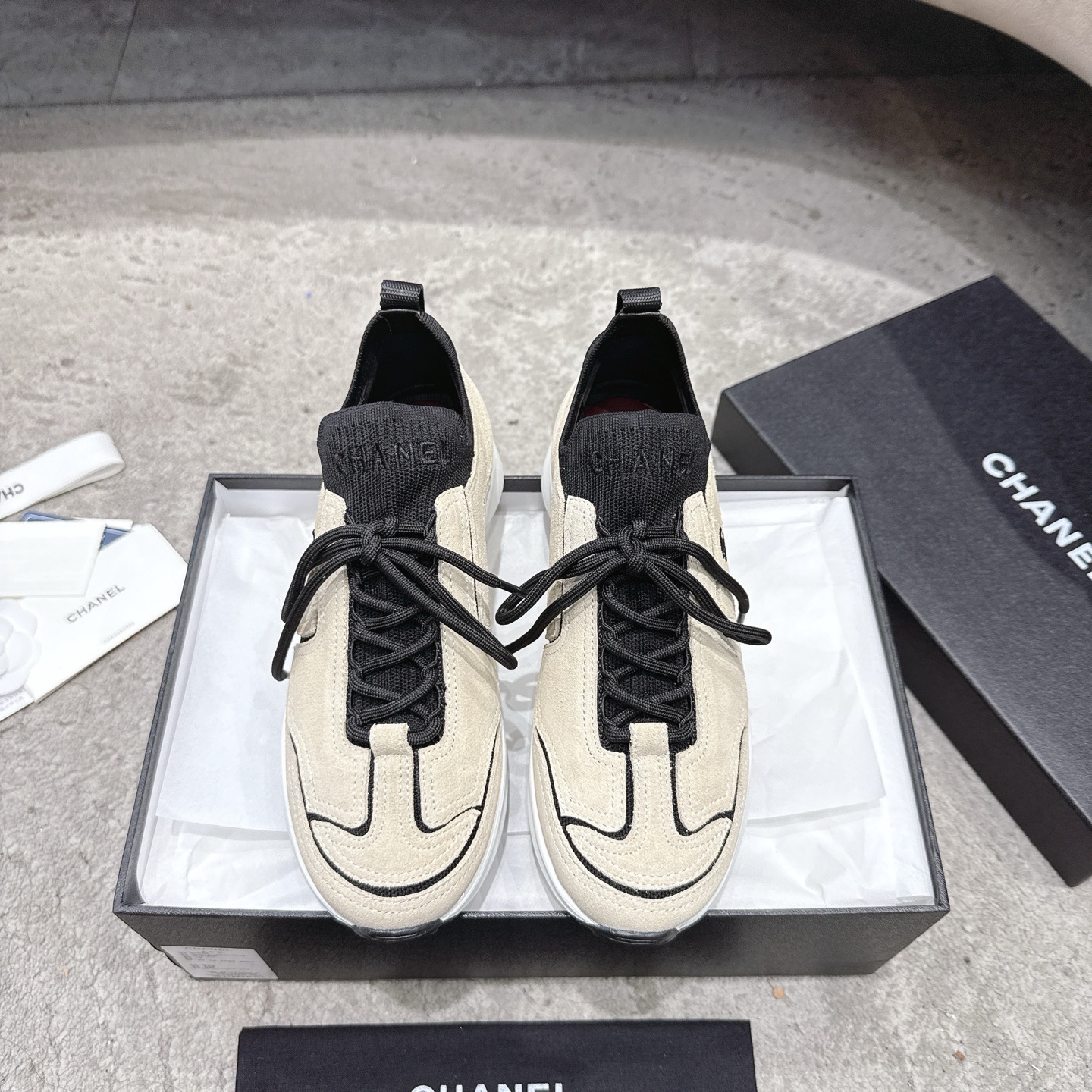 CHANEL baskets sneakers｜boutique haut de gamme｜multi-artisanat + mélange de couleurs contrastées｜cuir de première couche
