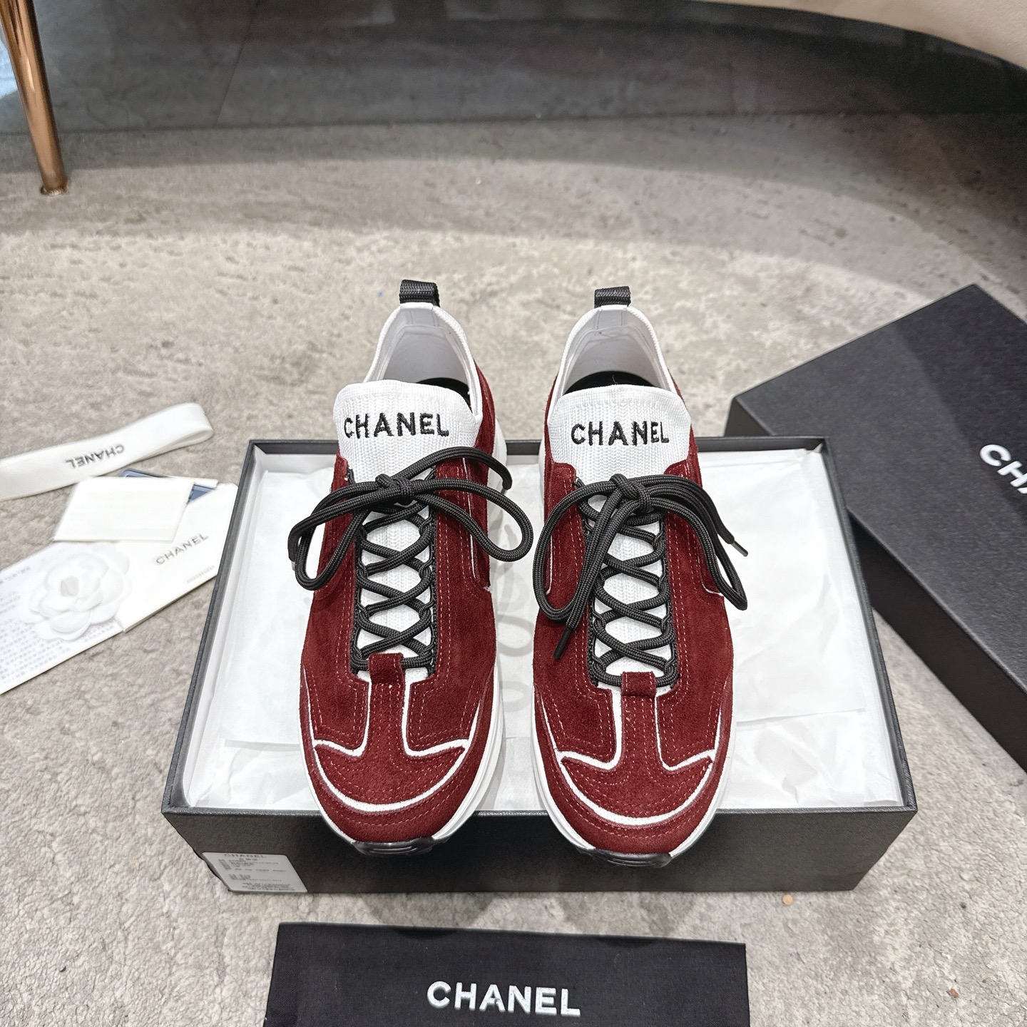NO:885933,CHANEL 26A early autumn new sports shoes, moral training shoes, sneakers, 26A Centipede selected shoes - the hottest casual shoes. I call this pair of casual shoes soft fufu 'lazy fat head fish'. Let me briefly share this pair of shoes.  The material is suede stitched with cowhide, and there is a small embroidered fragrance logo on the side of the foot (whisper, it is really low-key hahahaha). The polka dot shoelaces are very nice, and the black and white colors echo ~ The color matching of panda is my favorite. Whether it is black or white, as long as I meet it, it is worth buying ~ It is indeed the best-selling model this season  Some sisters asked me whether to rub my feet or not, and they all replied that this pair will not rub or pinch my feet. The comfort level is OK, and you don’t have to worry about pinching your feet. In terms of matching, straight-leg pants are suitable for all wardrobes!  I've been wearing it for many days ~ it can be worn with any combination. Upper is cow suede/cowhide, lining is sheepskin, sole is original molded TPU outsole, size 35-49 (customized for 40, 41), casual shoes/sports shoes, chanel, sneakers, cowhide, sheepskin, chamois leather19860909CHANEL 26A早秋新款运动鞋 德训鞋 帮球鞋 26A蜈蚣精选鞋大全-最火热的休闲鞋篇 我称这一双休闲鞋为软软fufu“懒人胖头鱼” 简单分享一下这一双鞋 材质是麂皮拼接牛皮,脚口侧边有一个刺绣的小香logo（小声说真的很低调hahahaha）波点鞋带挺好看的,黑白两个色呼应～ 熊猫的配色,深得我心,不管是黑色还是白色,只要遇见了都是可以值得入手的～属实是这一季最热销的款了 有一些姐妹问我磨脚不磨脚的问题,统一回复这双不会磨脚捏～舒适度是OK的,不用担心打脚的问题. 搭配方面 直筒裤天菜,适配全衣柜！已经穿了好多天了～随便怎么搭都行 鞋面牛反绒/牛皮 内里绵羊皮 鞋底原版开模TPU大底 码数35-49(40、41定做),休闲鞋/运动鞋,chanel,sneakers,cowhide,sheepskin,chamois leather,Women's Shoes