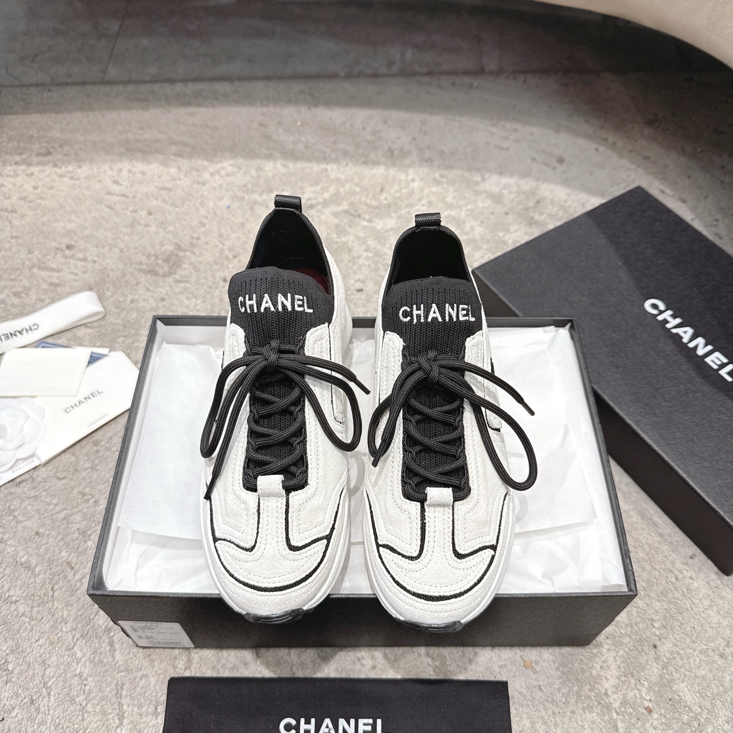 CHANEL baskets sneakers｜boutique haut de gamme｜multi-artisanat + mélange de couleurs contrastées｜cuir de première couche