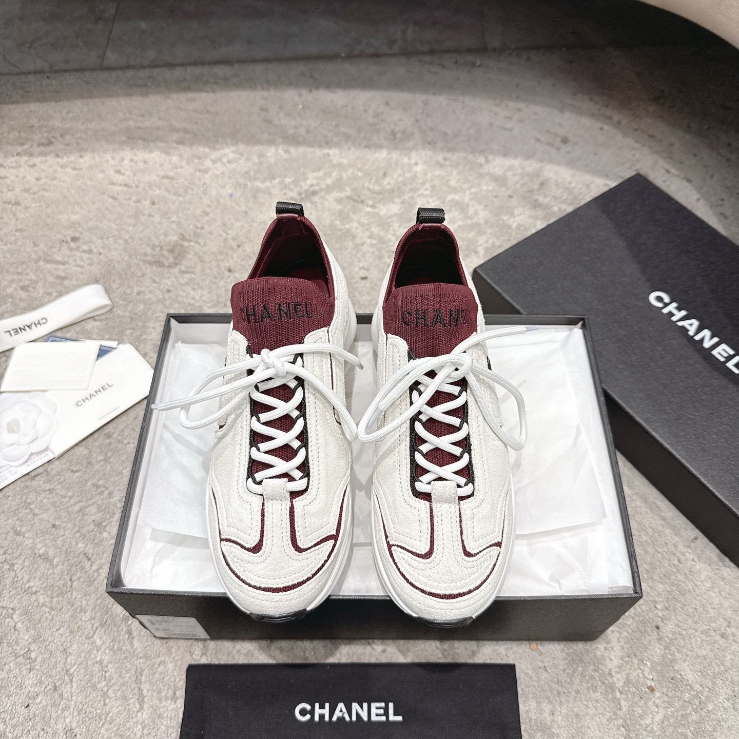 CHANEL baskets sneakers｜boutique haut de gamme｜multi-artisanat + mélange de couleurs contrastées｜cuir de première couche