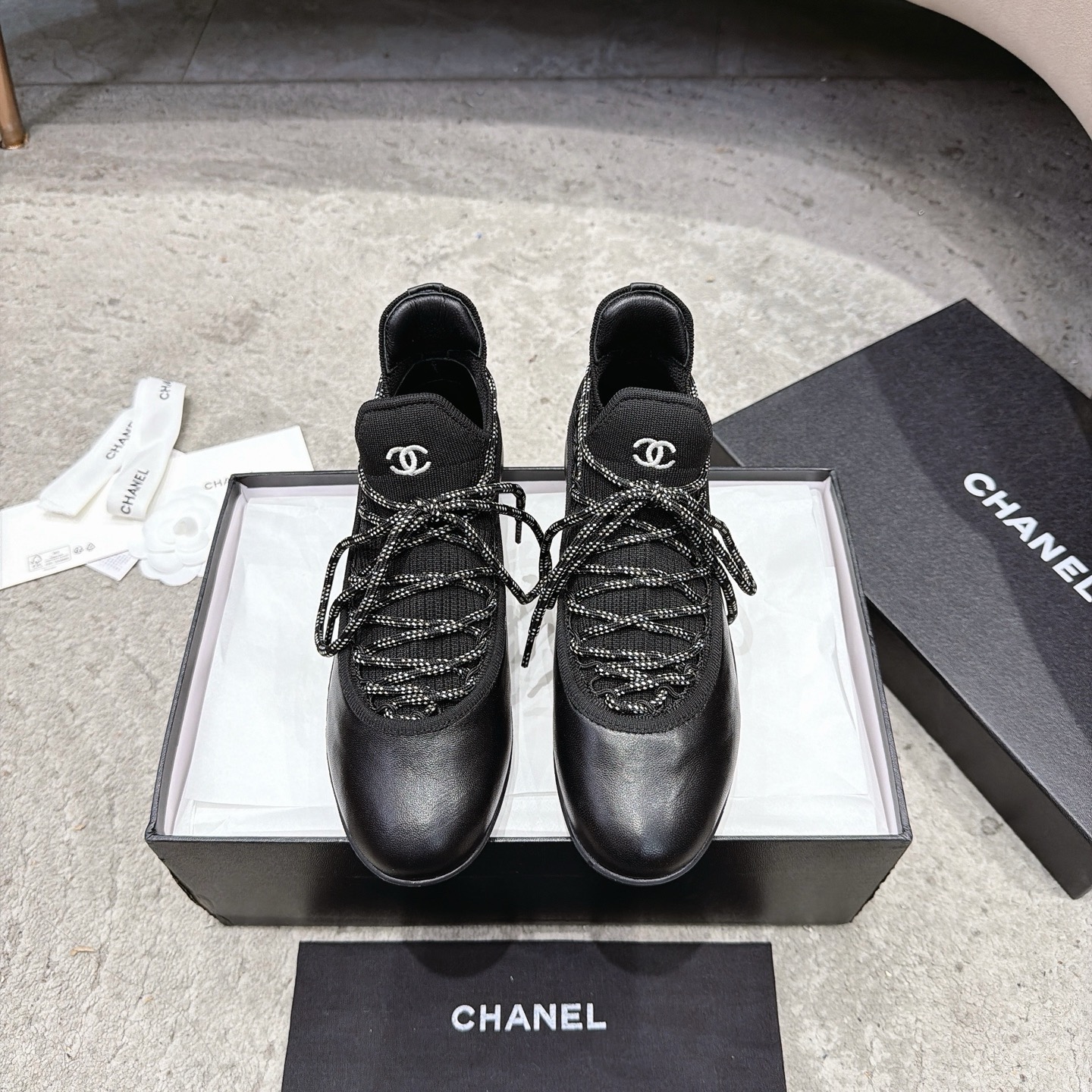 CHANEL baskets sneakers｜boutique haut de gamme｜multi-artisanat + mélange de couleurs contrastées｜cuir de première couche