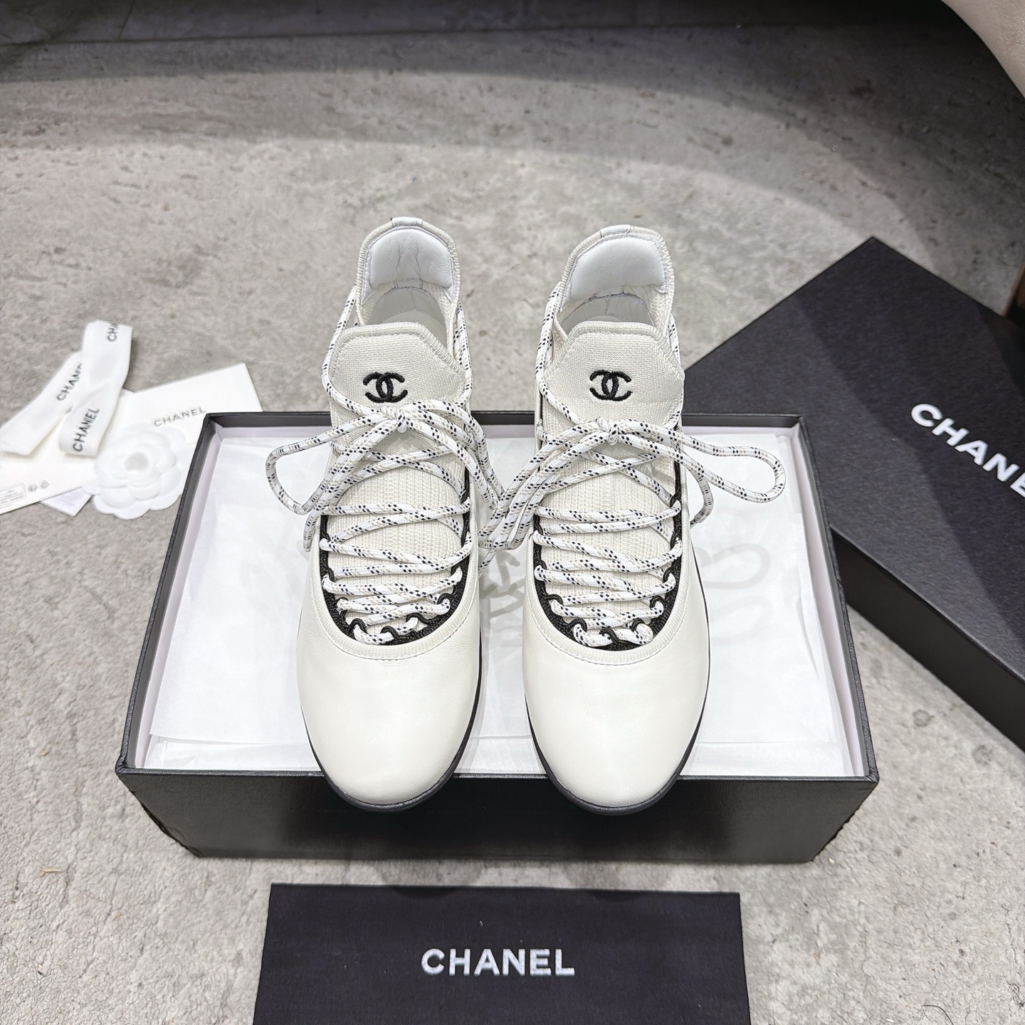 CHANEL baskets sneakers｜qualité boutique haut de gamme｜multi-artisanat + mélange de couleurs contrastées｜cuir de première couche