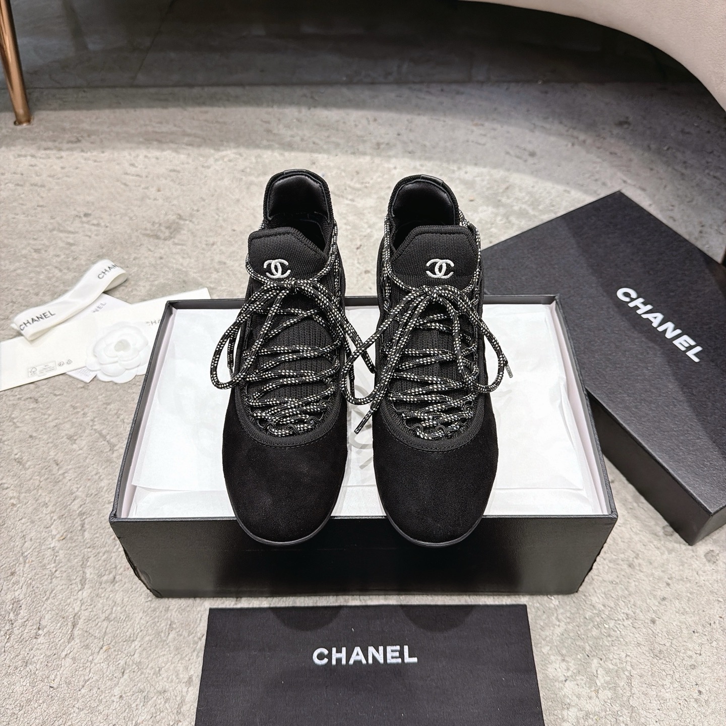 CHANEL baskets sneakers｜boutique haut de gamme｜multi-artisanat + mélange de couleurs contrastées｜cuir de première couche