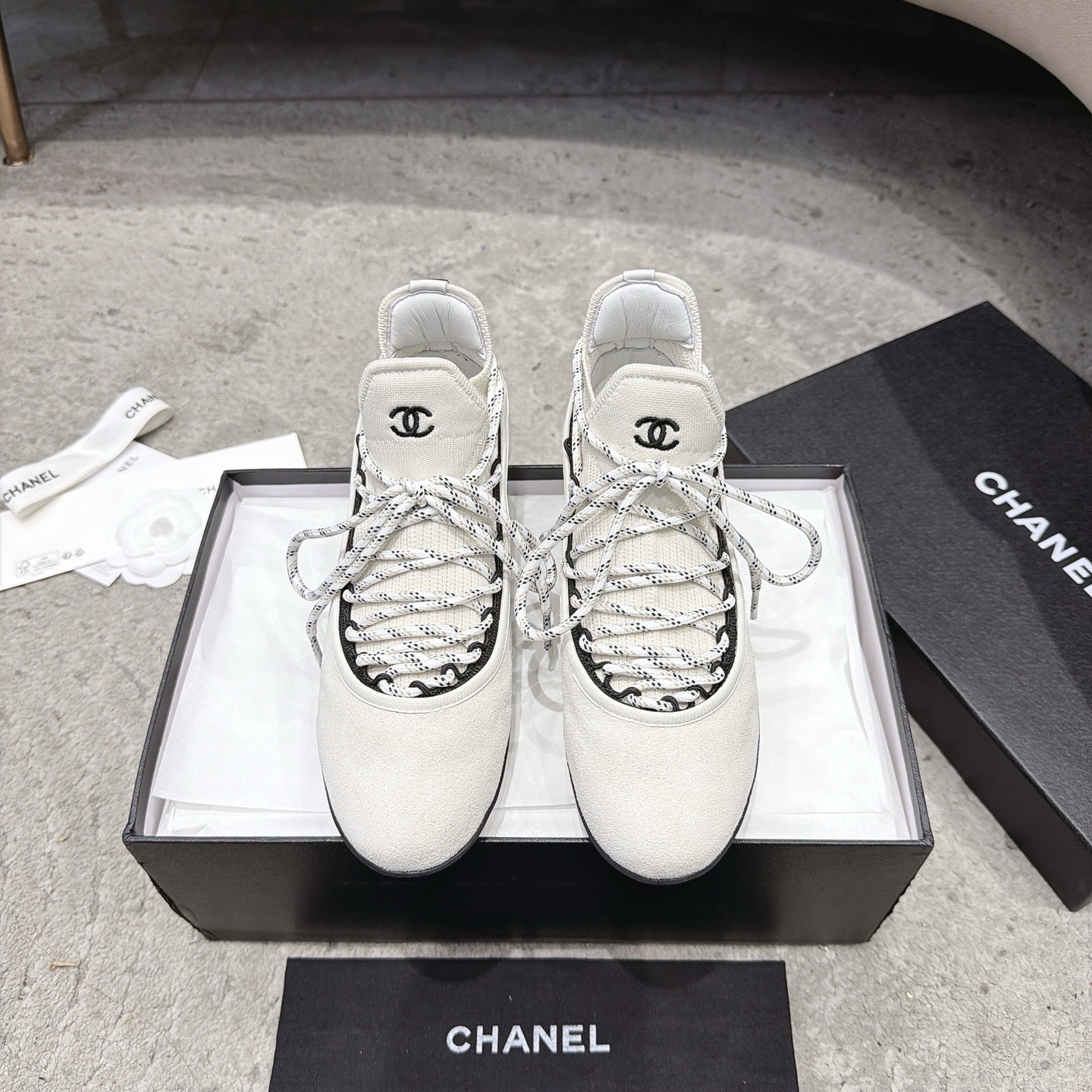 CHANEL baskets sneakers｜boutique haut de gamme｜multi-artisanat + mélange de couleurs contrastées｜cuir de première couche