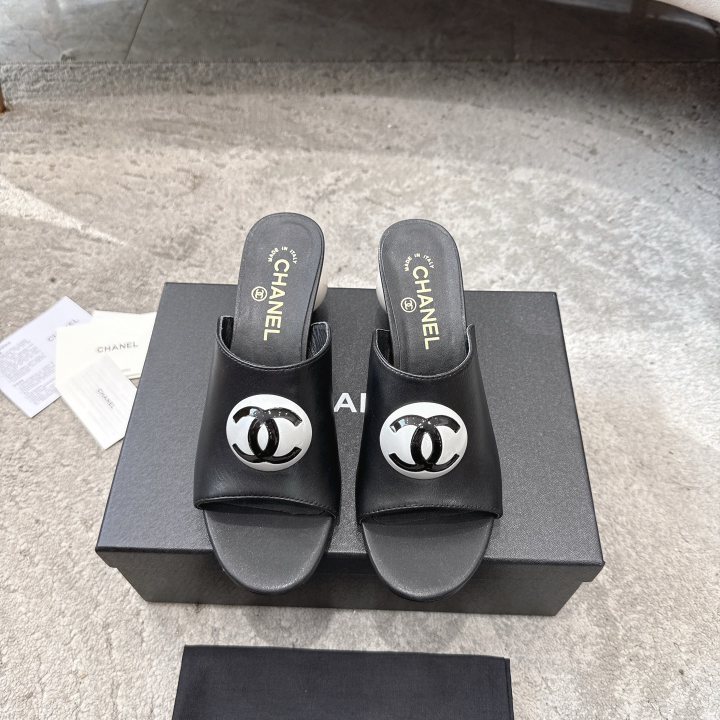 CHANEL サンダル カーフスキン 足元を白く見せる 上品なデザイン