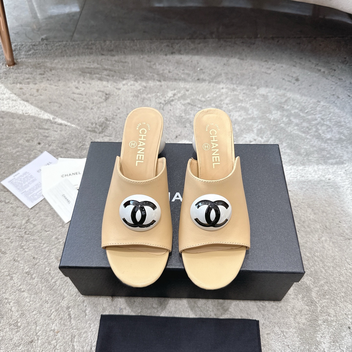 CHANEL サンダル カーフスキン 足元を白く見せる 上品なデザイン