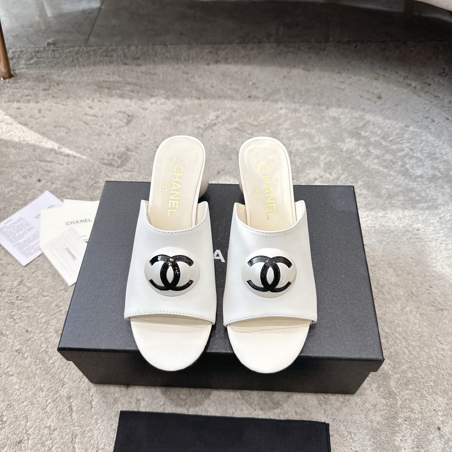 CHANEL サンダル カーフスキン 足元を白く見せる 上品なデザイン