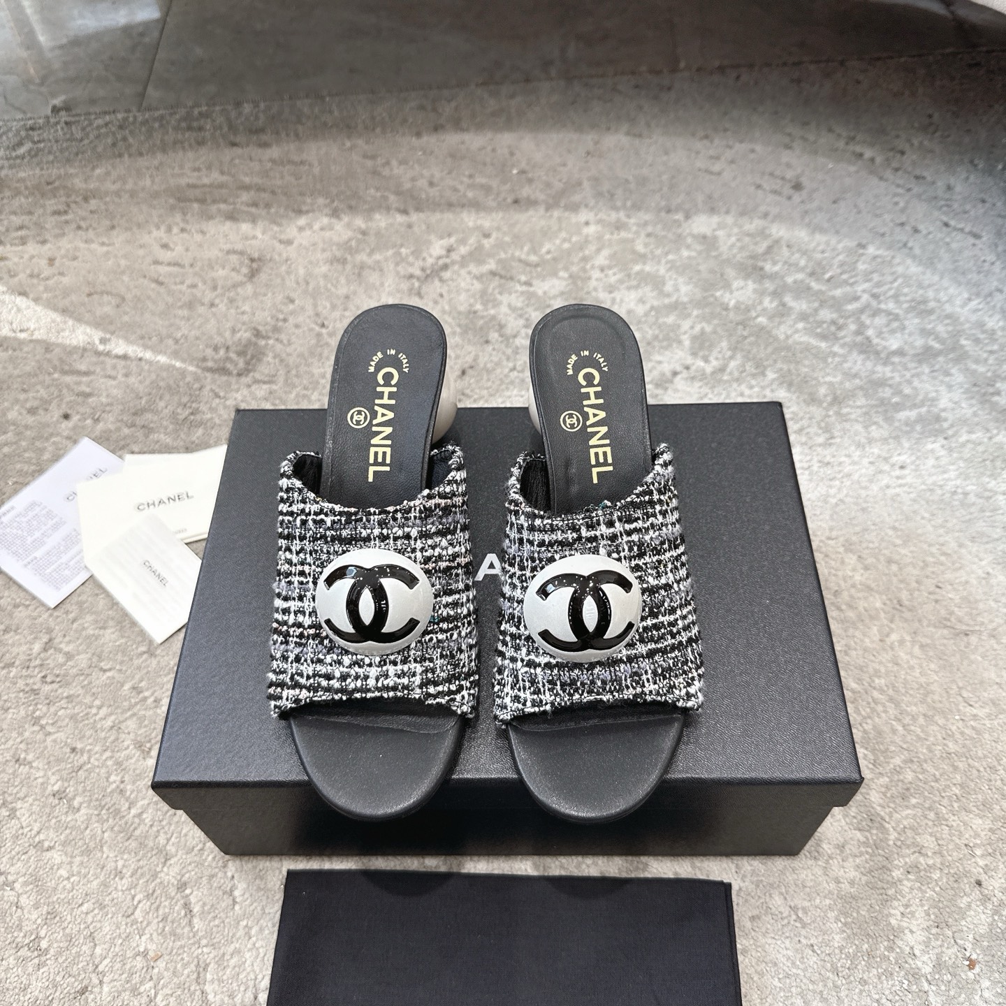 CHANEL サンダル カーフスキン 足元を白く見せる 上品なデザイン
