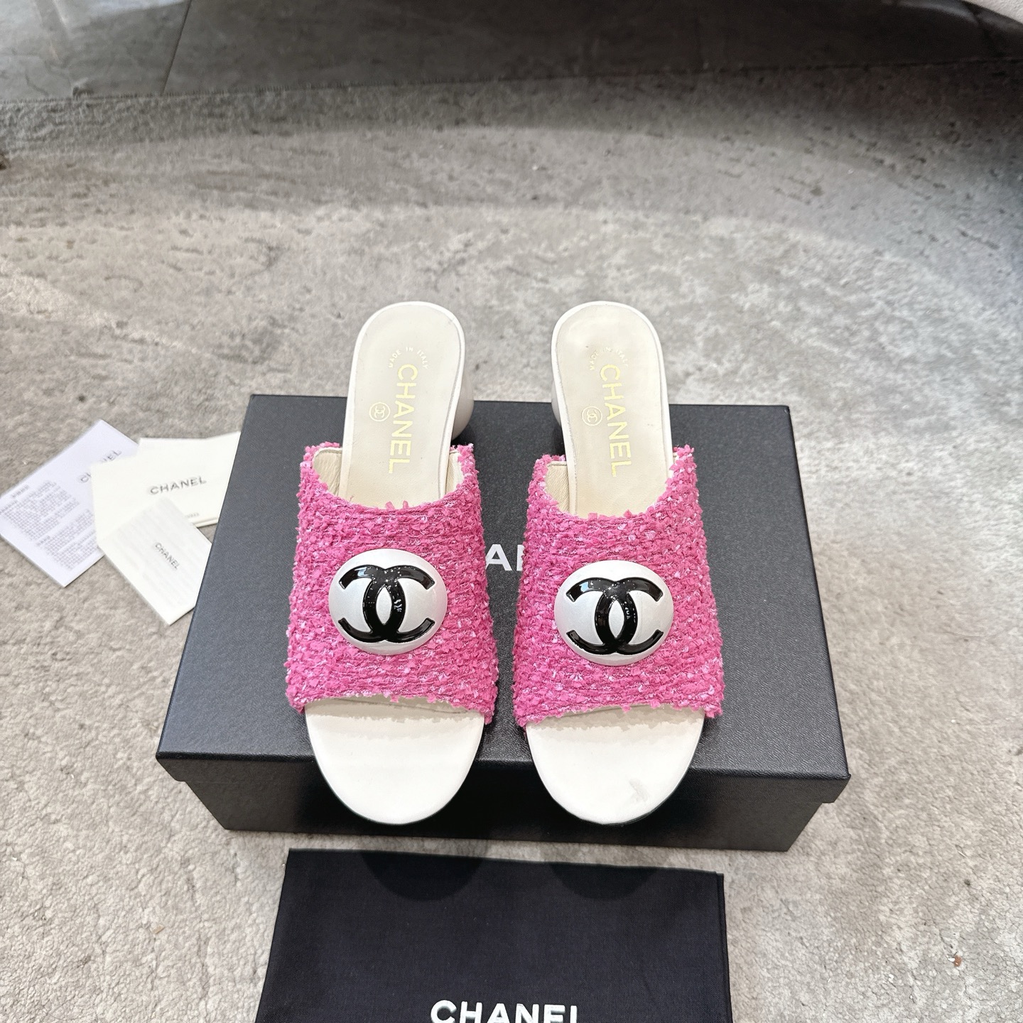 CHANEL サンダル カーフスキン 足元を白く見せる 上品なデザイン
