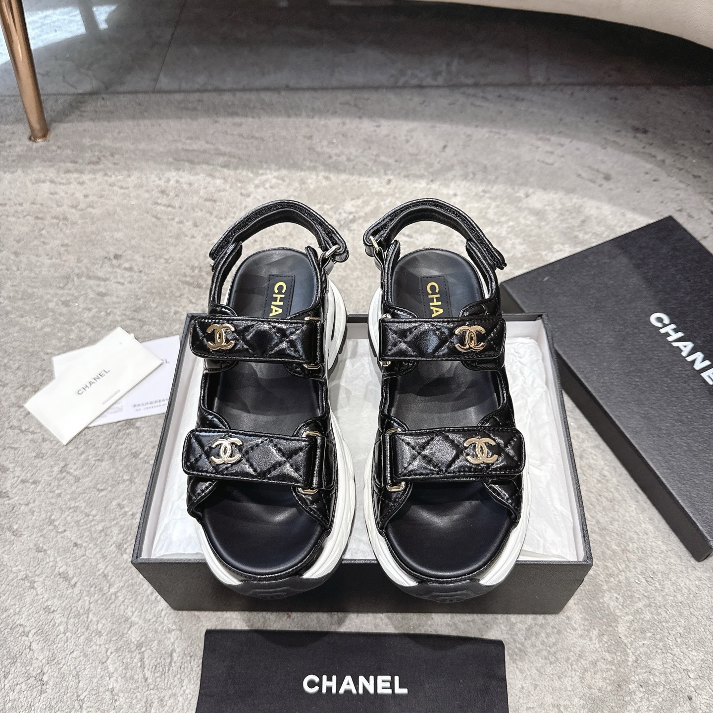 Sandales CHANEL en cuir de vachette, effet peau claire, style élégant