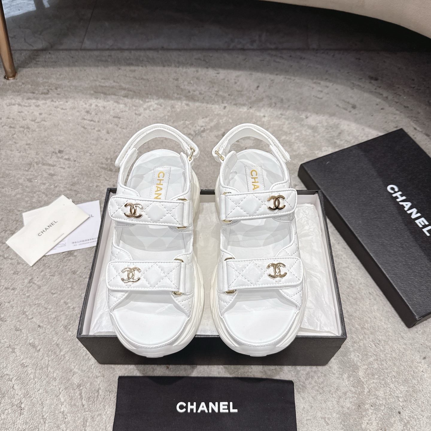 Sandales CHANEL en cuir de vachette, effet peau claire, style élégant