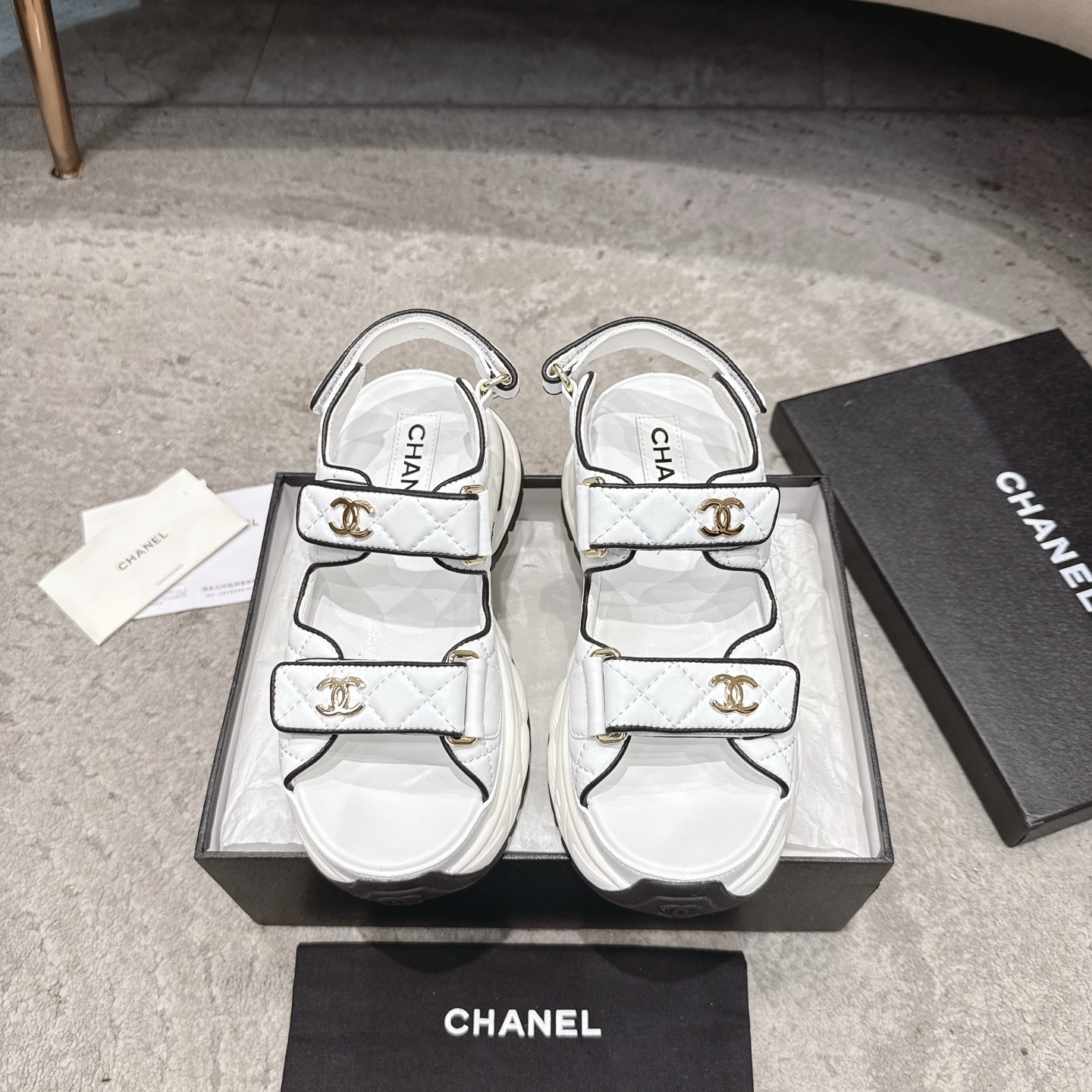 Sandales CHANEL en cuir de vachette, effet peau claire, modèle élégant