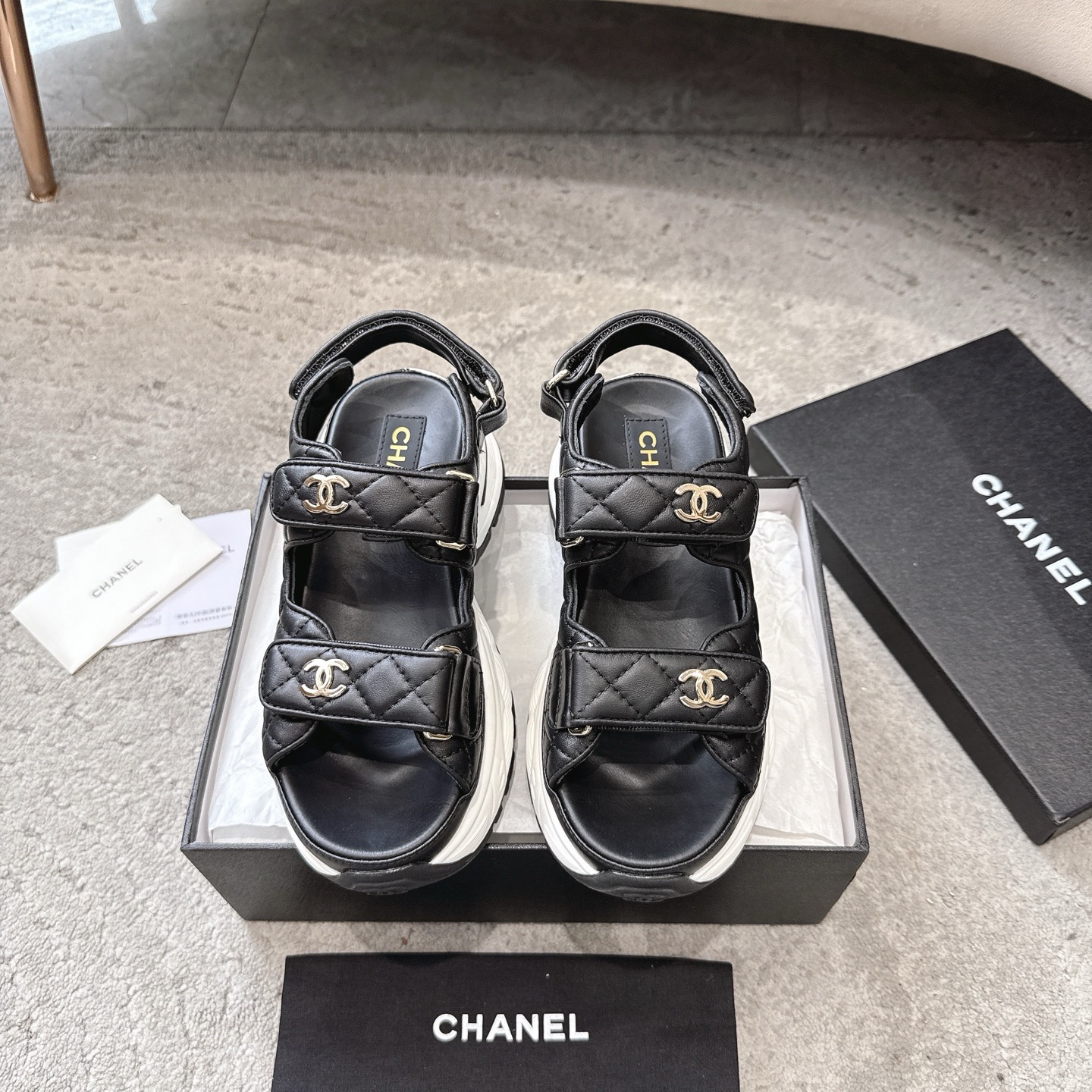 Sandales CHANEL en cuir de vachette, effet peau claire, style élégant