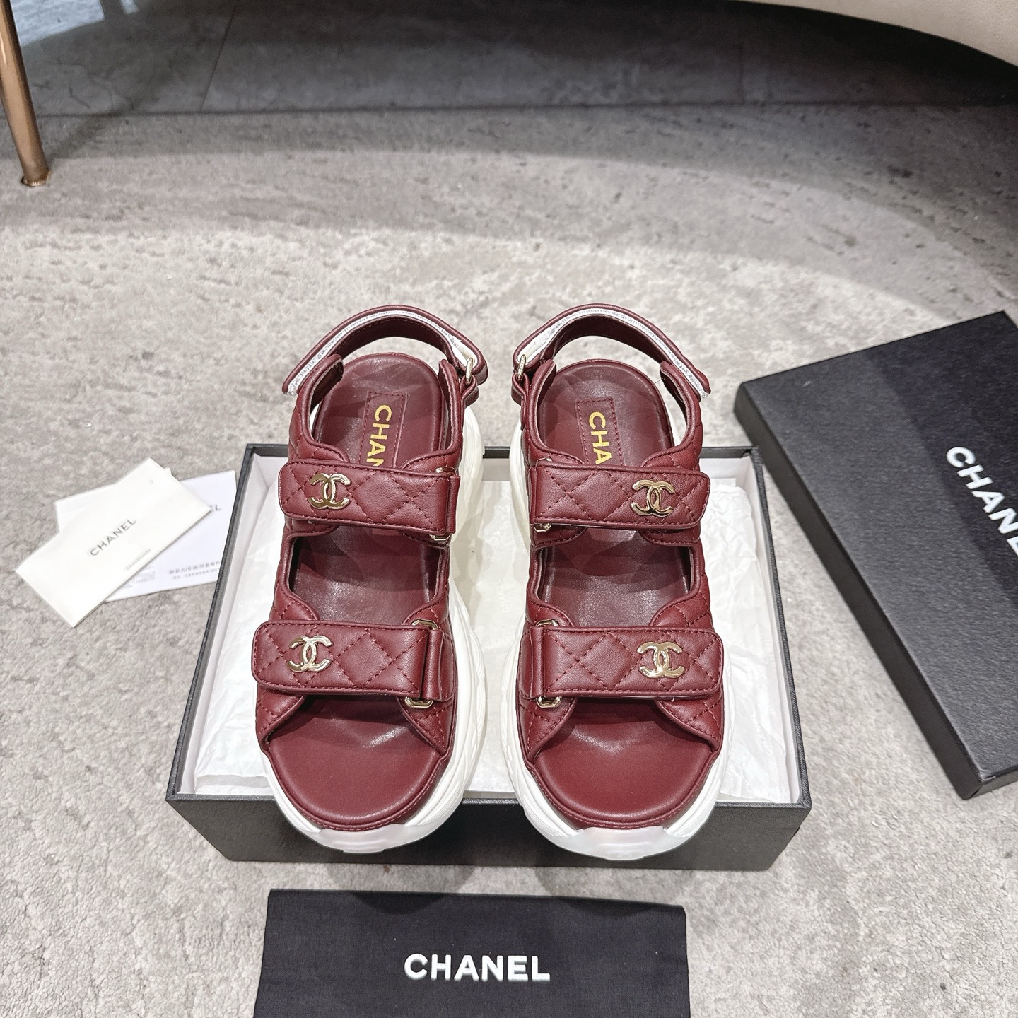 Sandales CHANEL en cuir de vachette, effet peau claire, style élégant