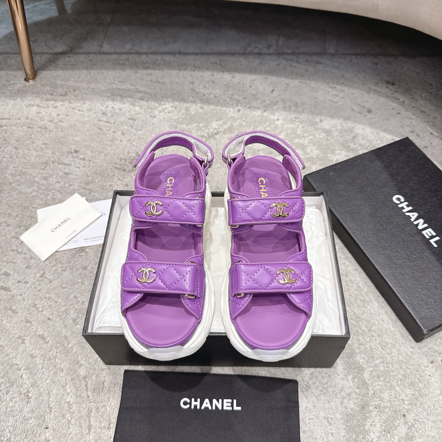 Sandales CHANEL en cuir de vachette, effet peau claire, style élégant