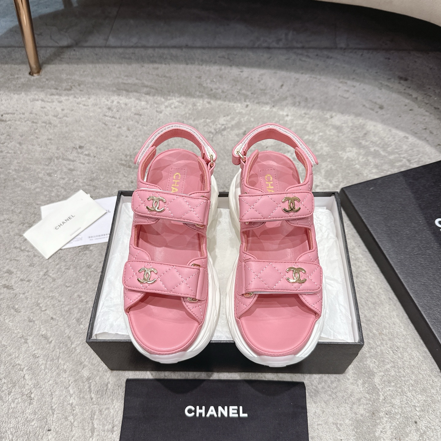 Sandales CHANEL en cuir de vachette, effet peau claire, style élégant