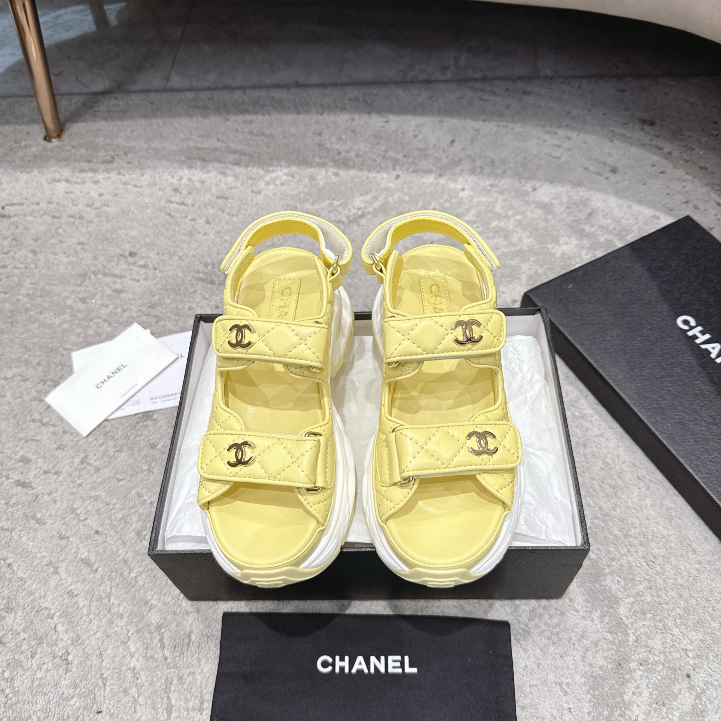 Sandales CHANEL en cuir de vachette, effet peau claire, style élégant