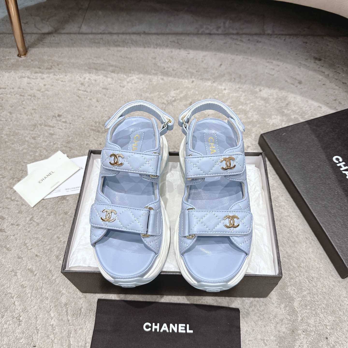 Sandales CHANEL en cuir de vachette, effet peau claire, style élégant
