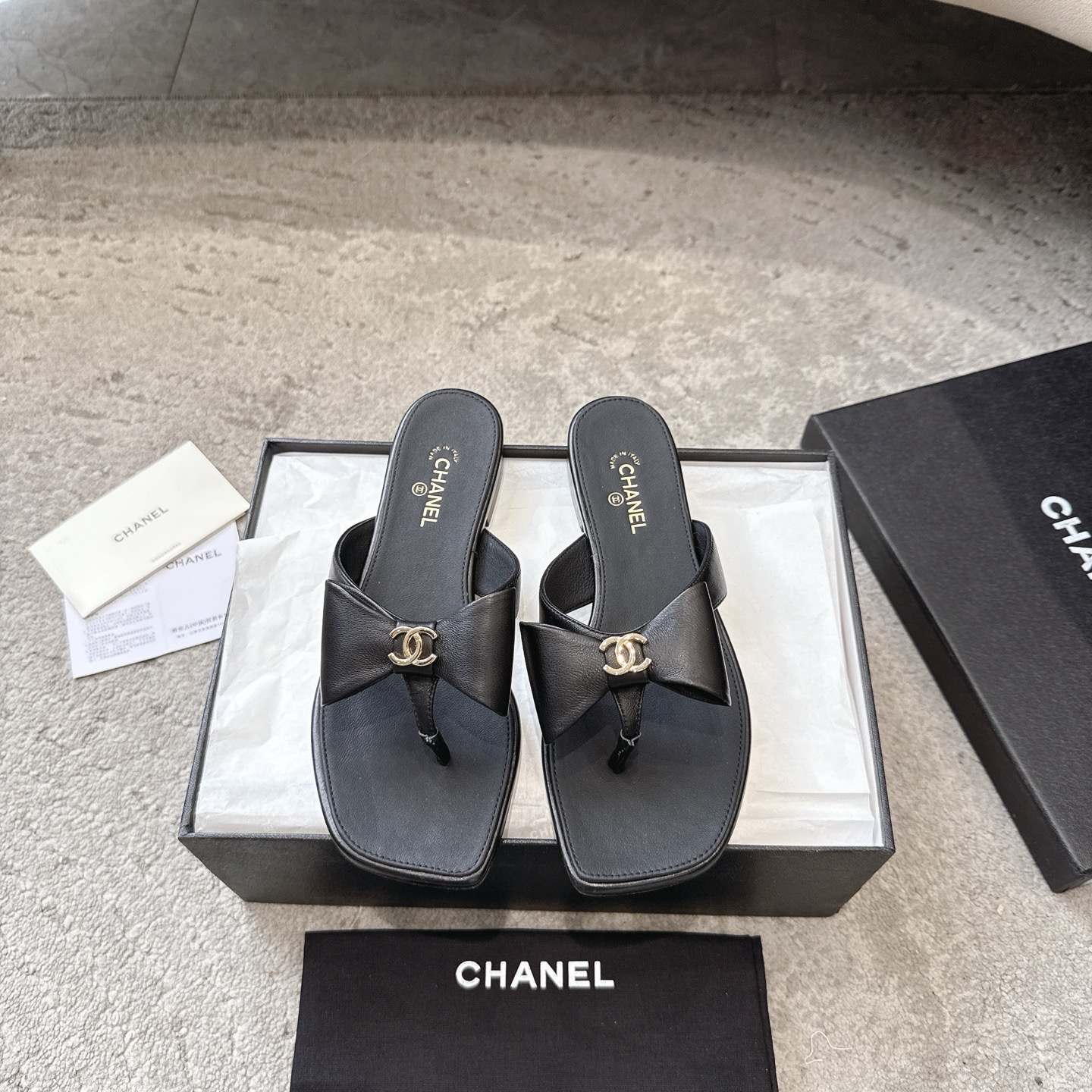 CHANEL サンダル カーフスキン 足元を白く見せる 上品なデザイン