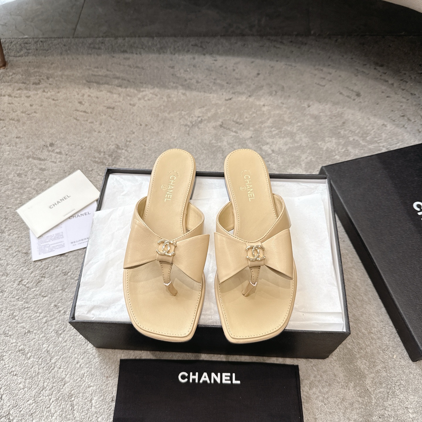 CHANEL サンダル カーフスキン 足元を白く見せる 上品なデザイン