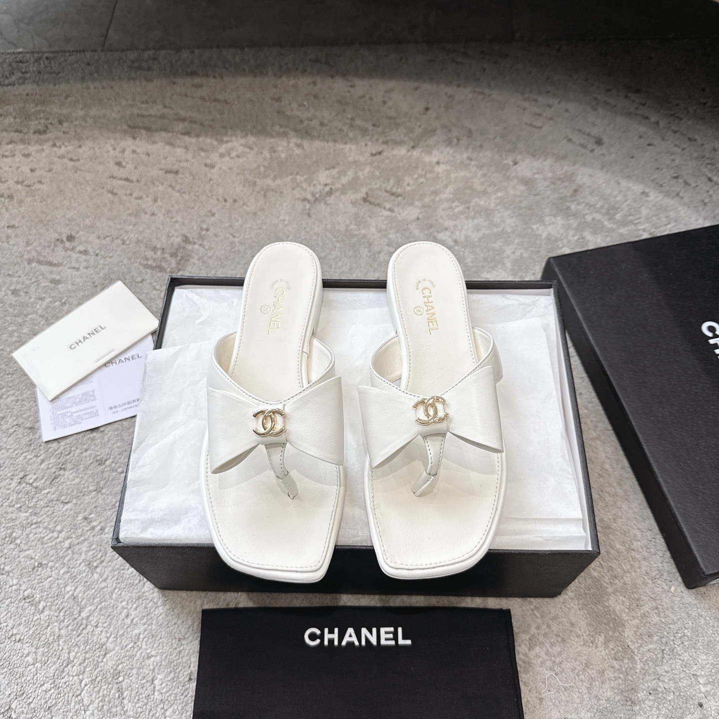 CHANEL サンダル カーフスキン 足元を白く見せる 上品なデザイン