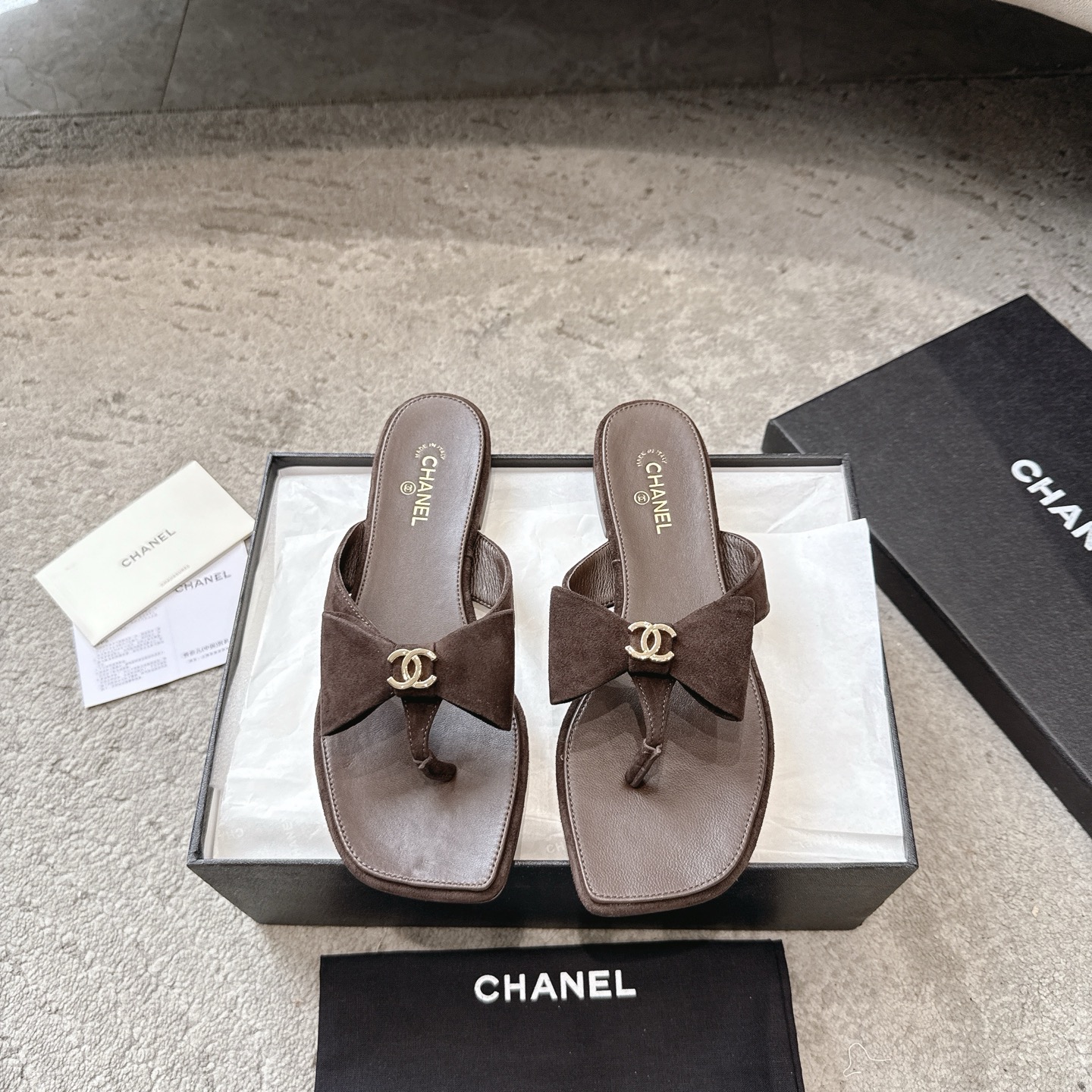 CHANEL サンダル カーフスキン 足元を白く見せる 上品なデザイン