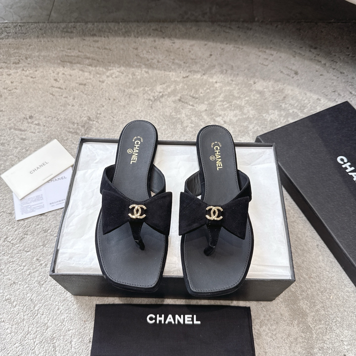 CHANEL サンダル カーフスキン 足元を白く見せる 上品なデザイン