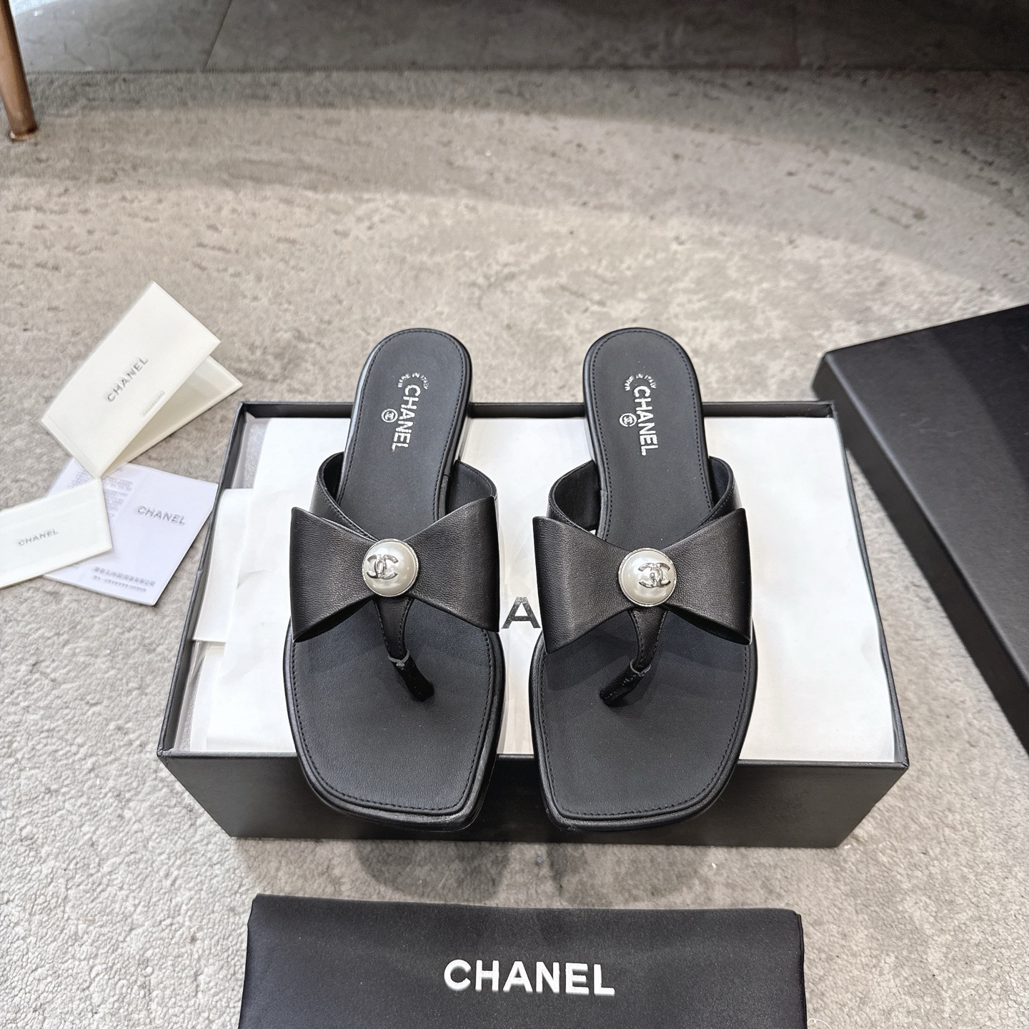 CHANEL サンダル カーフレザー 足元を白く見せる 上品なデザイン