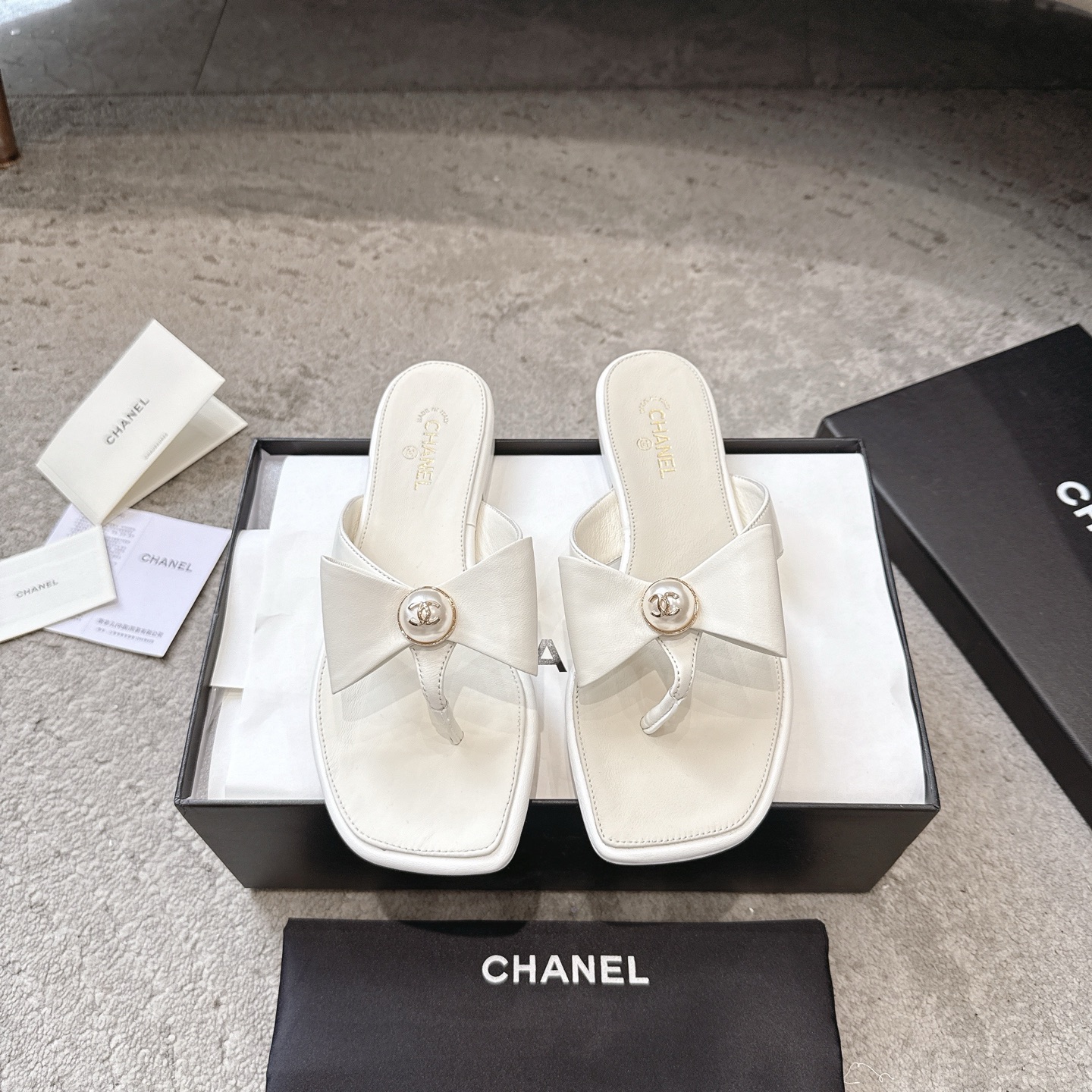 CHANEL サンダル カーフスキン 足元を白く見せる 上品なデザイン