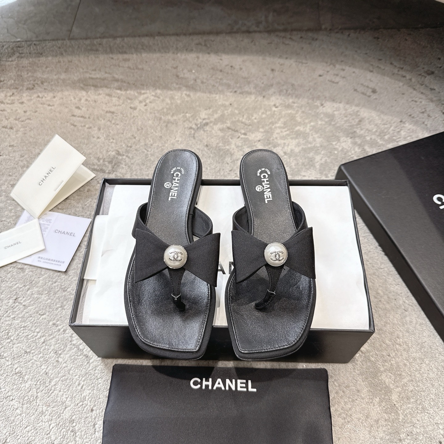 CHANEL サンダル カーフスキン 足元を白く見せる 上品なデザイン