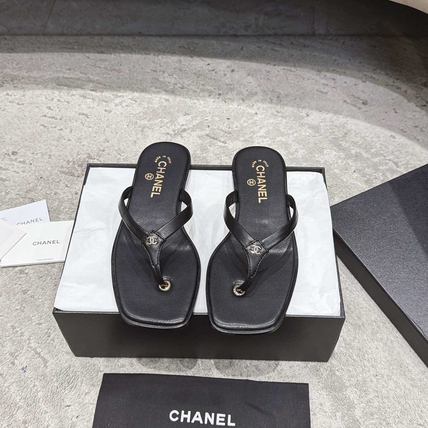 CHANEL サンダル カーフレザー 足元を白く見せる 上品なデザイン