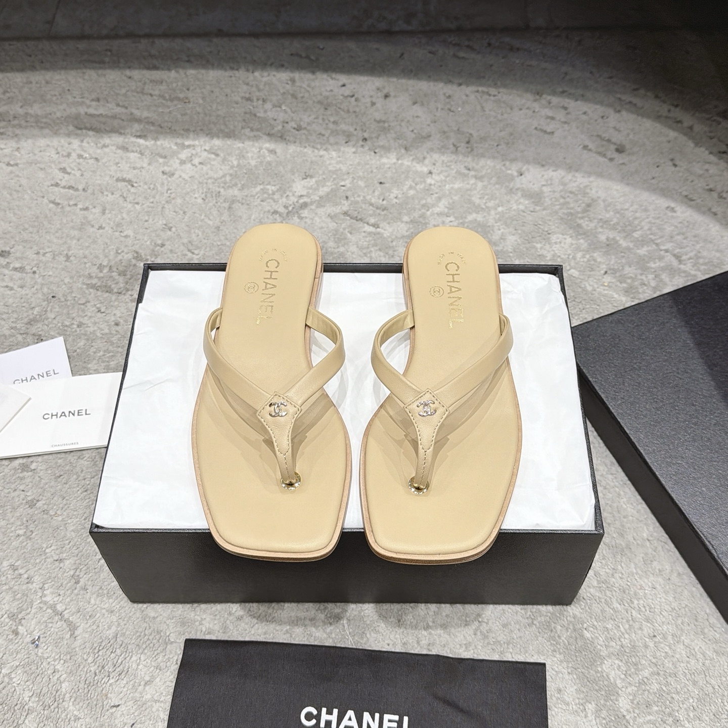 CHANEL サンダル カーフスキン 足元を白く見せる 上品なデザイン