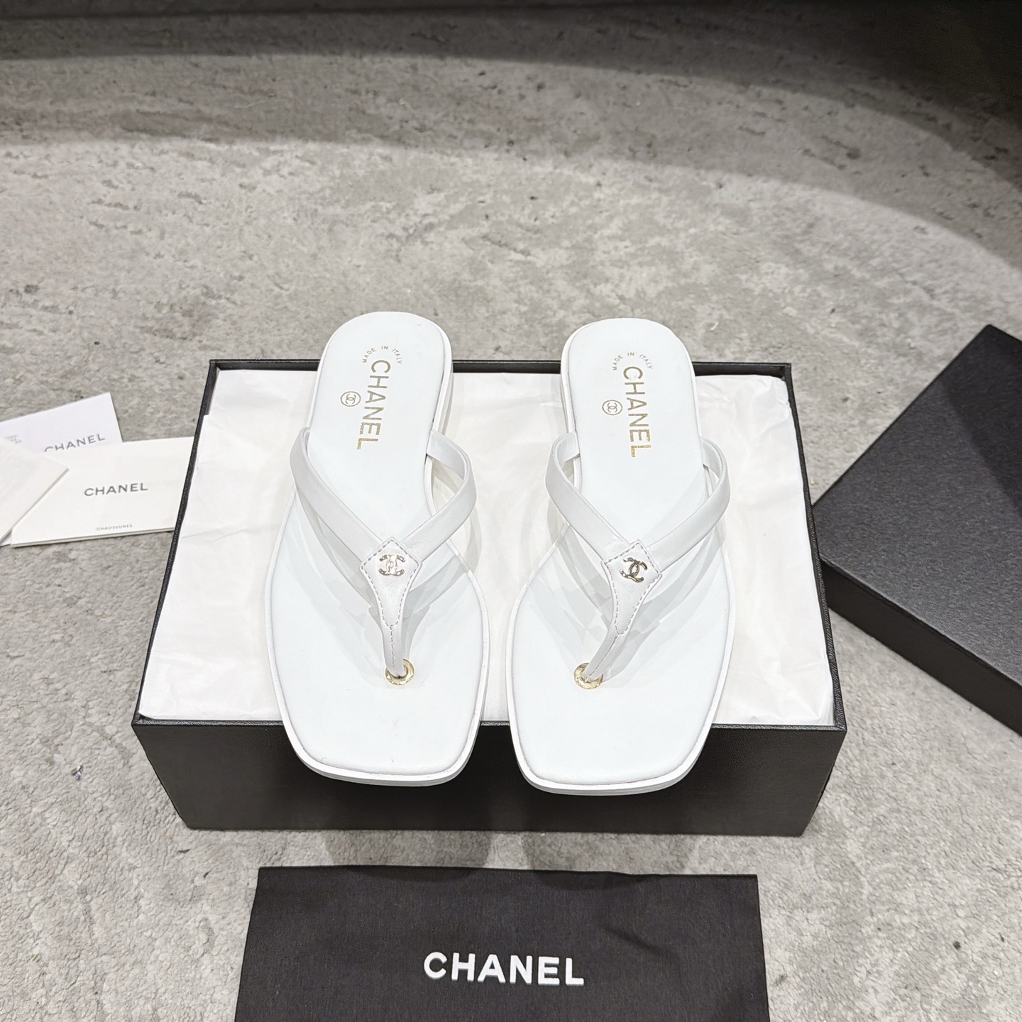 CHANEL サンダル カーフスキン 足元を白く見せる 上品なデザイン