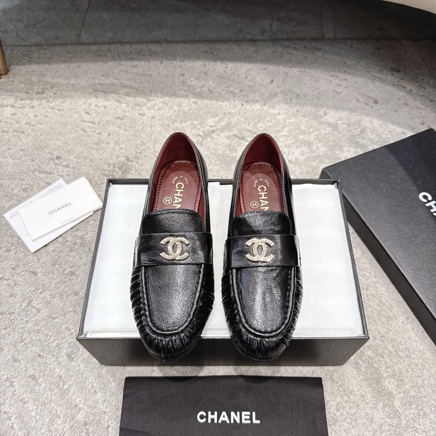 CHANEL 뮬 로퍼｜빈티지하고 고급스러운 로퍼｜더블 C 메탈 버클 + 오일 왁스 카프스킨
