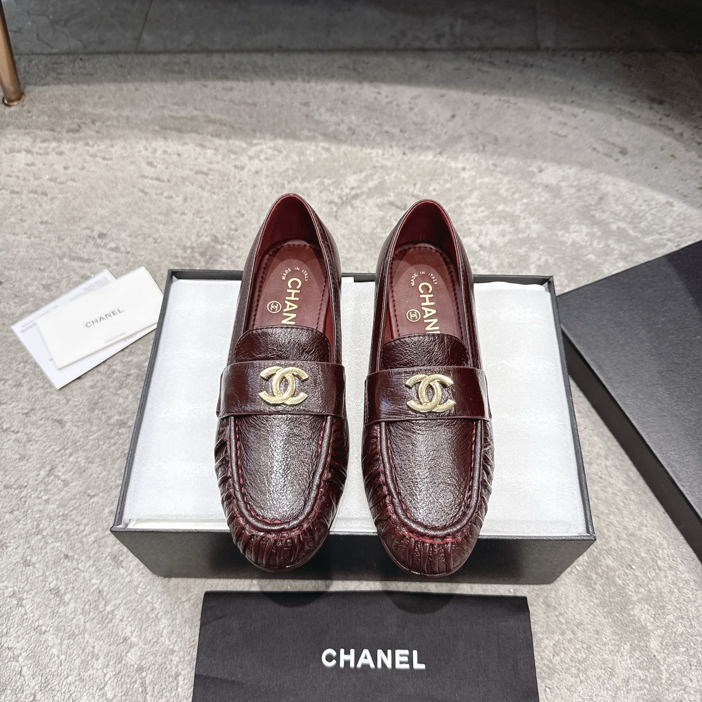 CHANEL 뮬 로퍼｜빈티지하고 고급스러운 로퍼｜더블 C 메탈 버클 + 오일 왁스 카프스킨