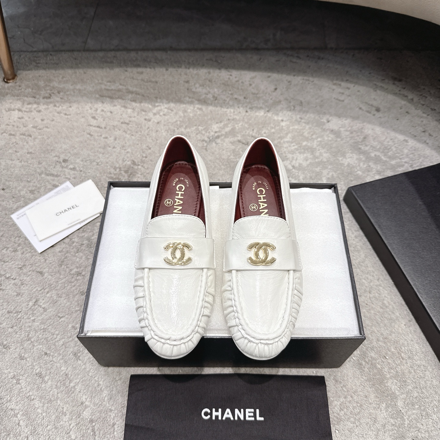 CHANEL 뮬 로퍼｜빈티지하고 고급스러운 로퍼｜더블 C 메탈 버클 + 오일 왁스 카프스킨