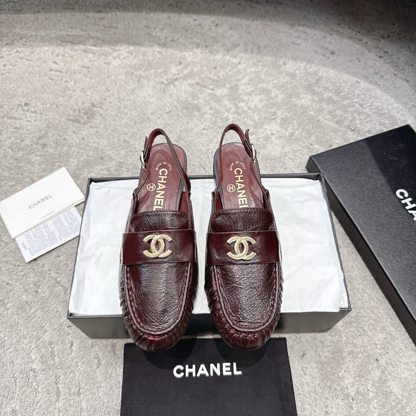 CHANEL 뮬 슈즈 로퍼｜빈티지하고 고급스러운 로퍼｜더블 C 메탈 버클 + 오일 왁스 카프스킨