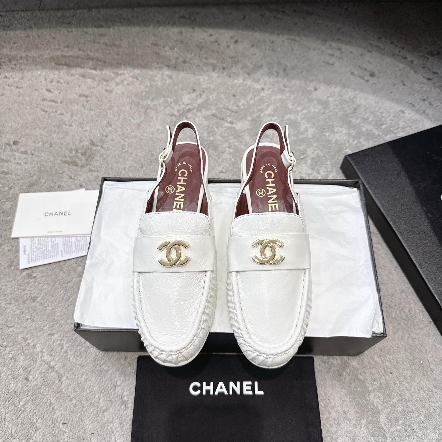 CHANEL 뮬 로퍼｜빈티지하고 고급스러운 로퍼｜더블 C 메탈 버클 + 오일 왁스 카프스킨