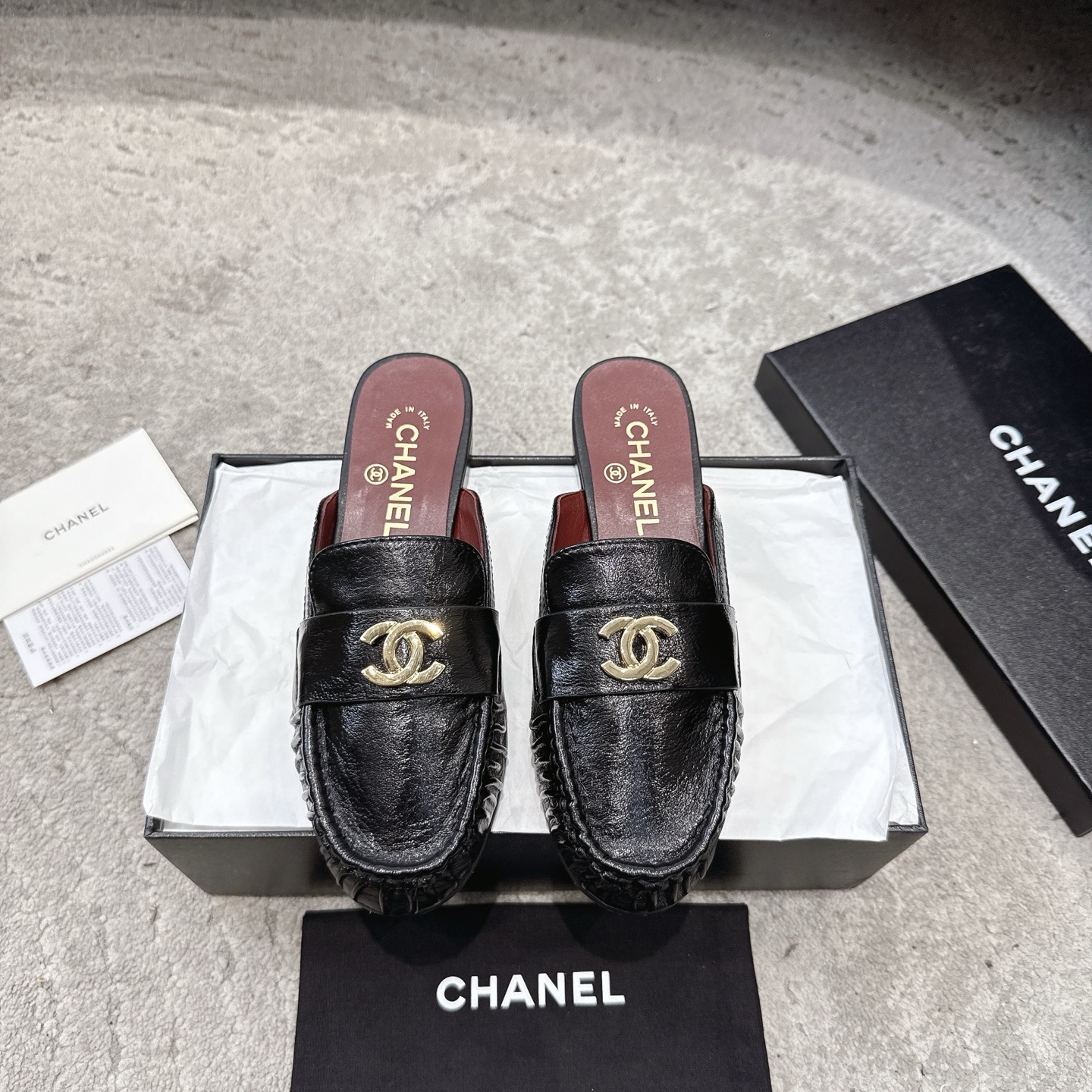 CHANEL 뮬 로퍼｜빈티지하고 고급스러운 로퍼｜더블 C 메탈 버클 + 오일 왁스 카프스킨