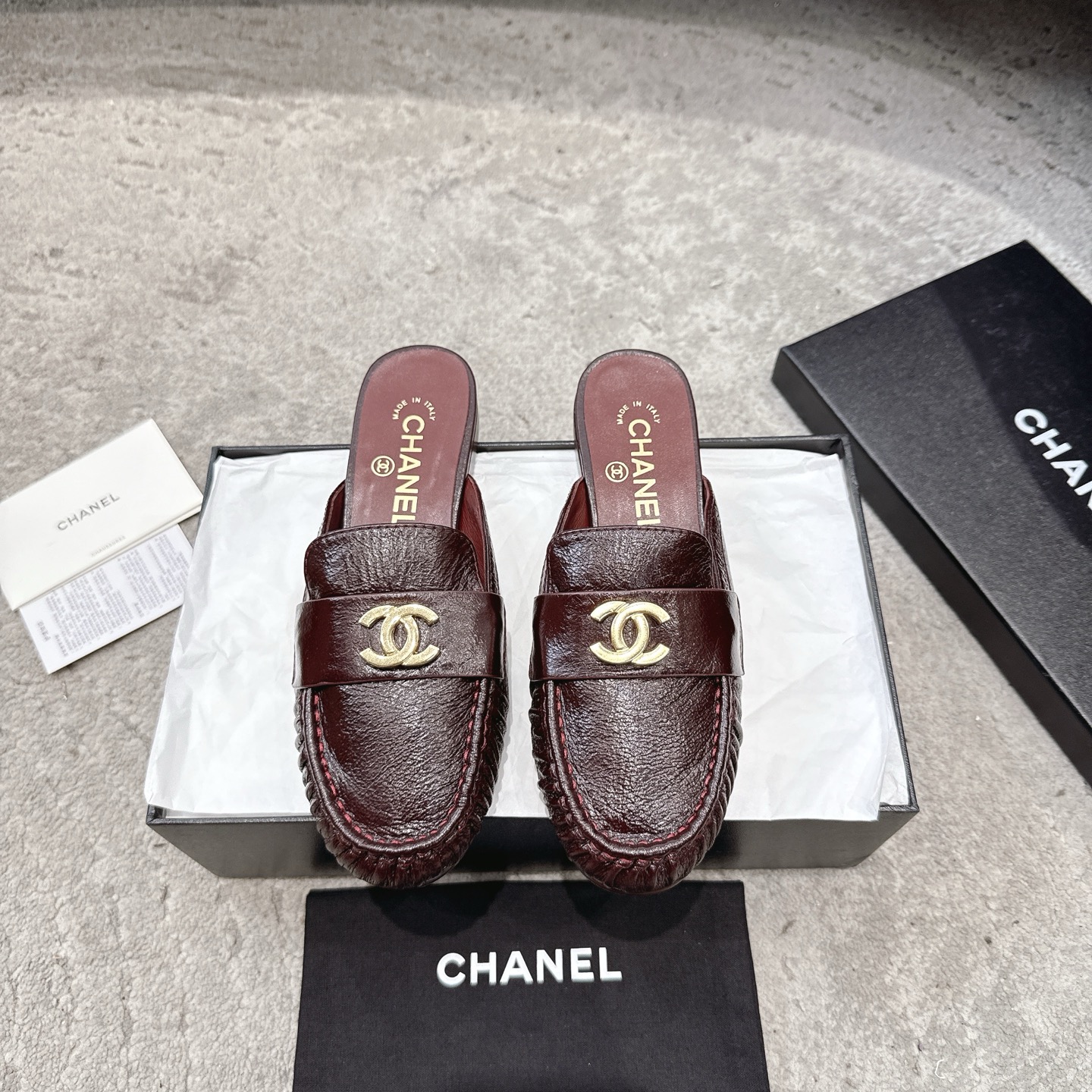 CHANEL 뮬 로퍼｜빈티지하고 고급스러운 로퍼｜더블 C 메탈 버클 + 오일 워싱 카프스킨