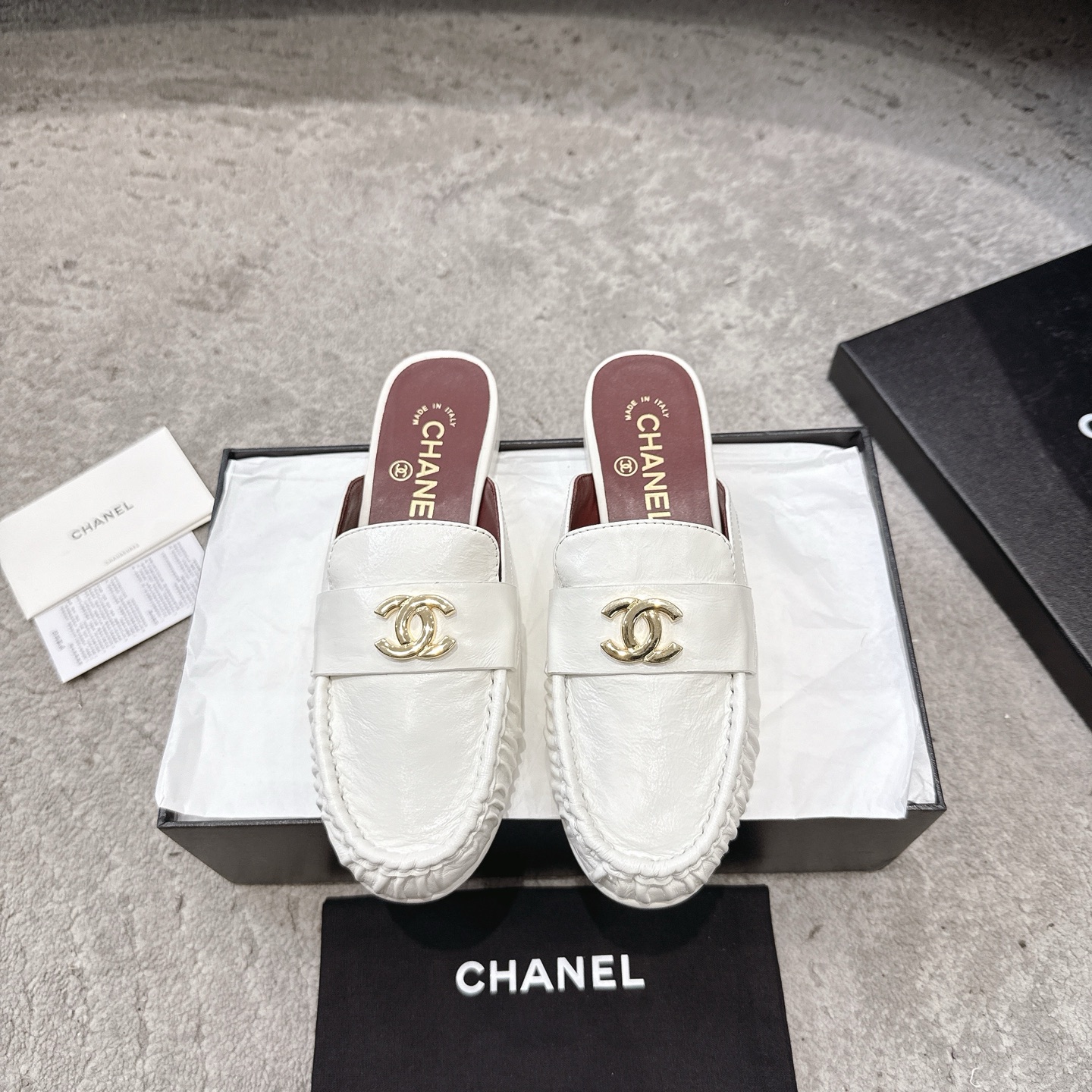 CHANEL 뮬 슈즈 로퍼｜빈티지하고 고급스러운 로퍼｜더블 C 메탈 버클 + 오일 왁스 카프스킨